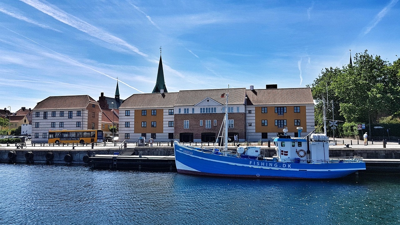 Kronborg och hamnen i Helsingör, taggade med fartyg, vatten och hamn